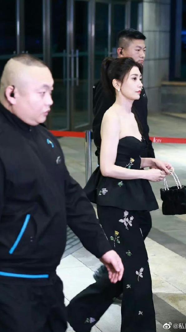  贾静雯 