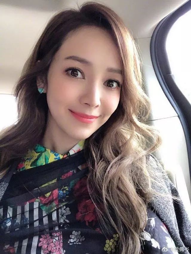  侯佩岑 