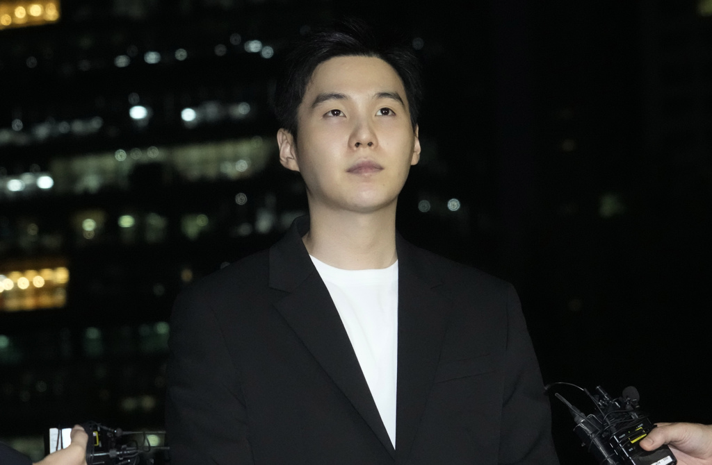  闵玧其 